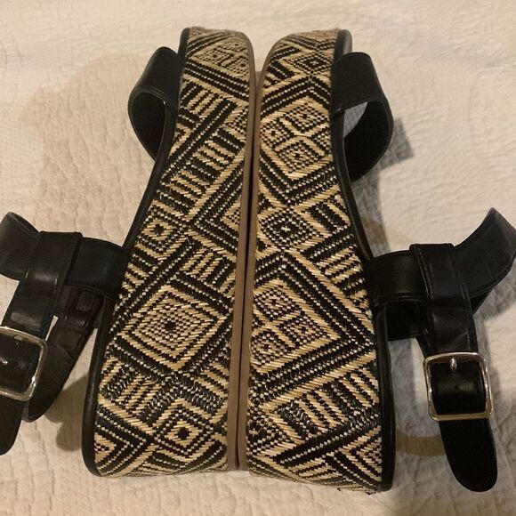 DV platform sandals. Size 9. Aztec design - Picture 7 of 11